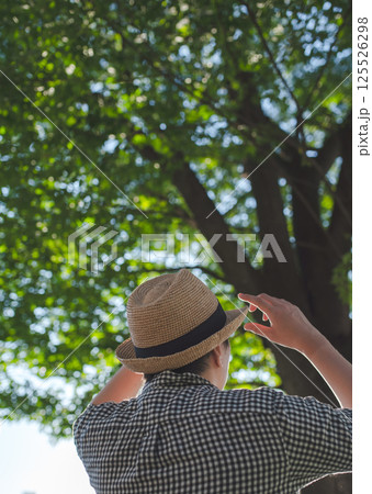 男性と樹木 125526298