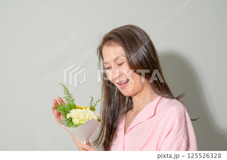 お花を手に持つシニア女性 お花を手に持つシニア女性 125526328