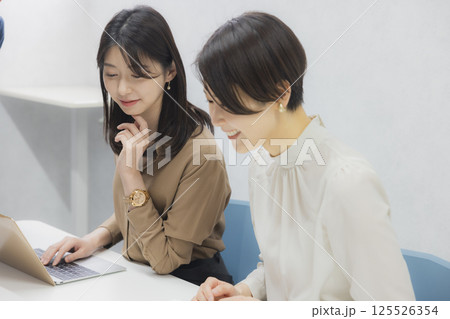 会議室で会議をする人たち 会議室で会議をする人たち 125526354