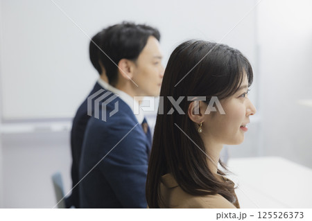 会議室で会議をする人たち 125526373