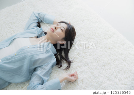寝転ぶ若い女性 寝転ぶ若い女性 125526546