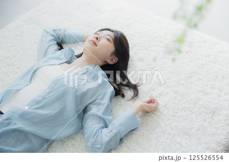 寝転ぶ若い女性 寝転ぶ若い女性 125526554