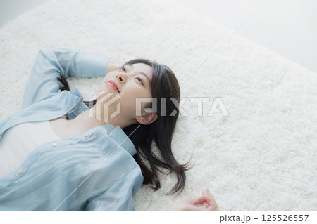 寝転ぶ若い女性 125526557