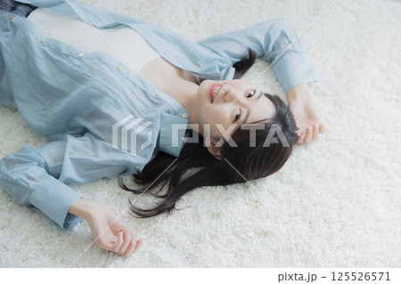 寝転ぶ若い女性 125526571