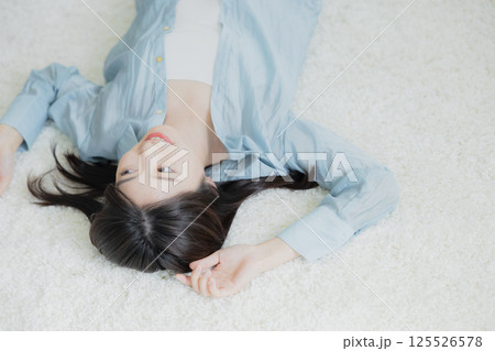 寝転ぶ若い女性 寝転ぶ若い女性 125526578