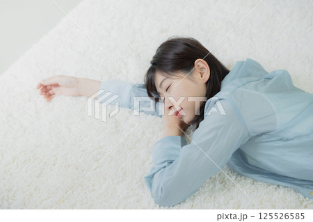 寝転ぶ若い女性 寝転ぶ若い女性 125526585