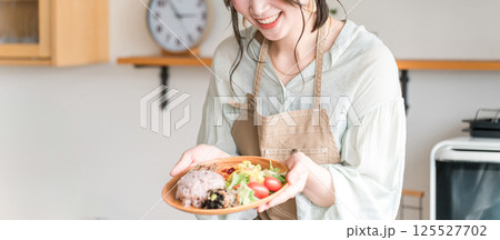 キッチンでワンプレートランチを盛り付ける主婦 キッチンでワンプレートランチを盛り付ける主婦 125527702