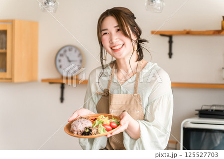 キッチンでワンプレートランチを盛り付ける主婦 キッチンでワンプレートランチを盛り付ける主婦 125527703