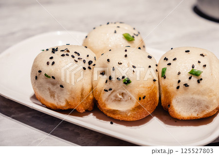 中国・上海発祥の生煎包（焼き小龍包） 125527803