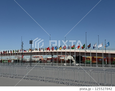 大阪関西万博2025ゲート前万国旗 125527842