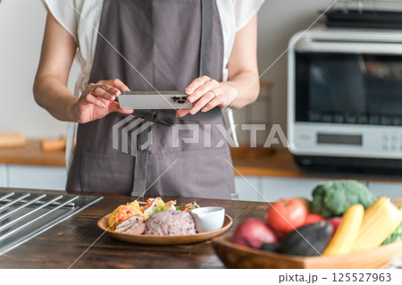 料理をスマホで撮影する女性 料理をスマホで撮影する女性 125527963