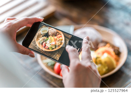 料理をスマホで撮影する手元 料理をスマホで撮影する手元 125527964