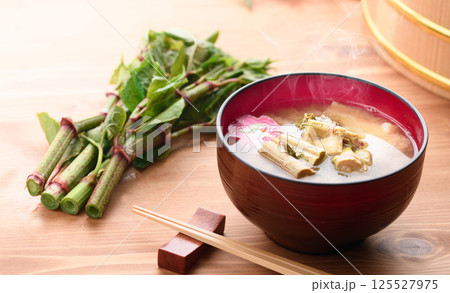 春の贅沢 イタドリのお味噌汁 春の贅沢 イタドリのお味噌汁 125527975