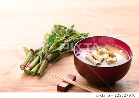春の贅沢 イタドリのお味噌汁 春の贅沢 イタドリのお味噌汁 125527976