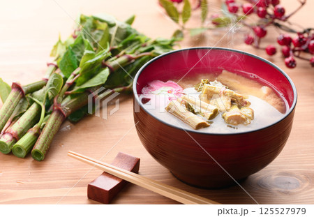 春の贅沢 イタドリのお味噌汁 125527979
