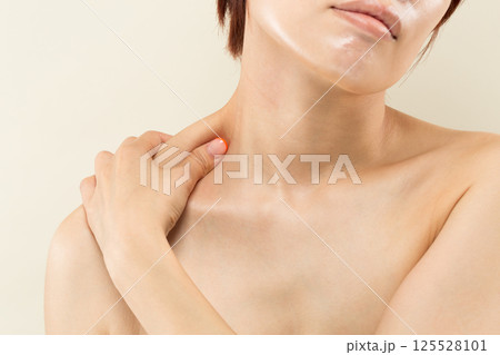 肩をもむ若いアジア人の女性 肩をもむ若いアジア人の女性 125528101