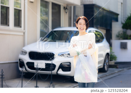 買い物をする女性 125528204