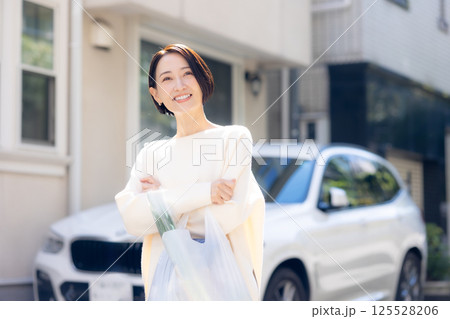 買い物をする女性 買い物をする女性 125528206