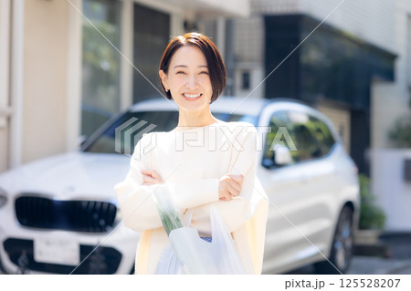 買い物をする女性 125528207