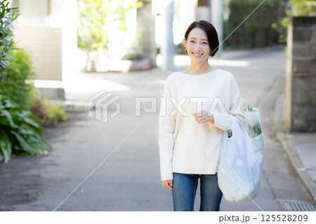 買い物をする女性 125528209