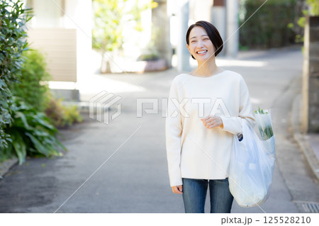 買い物をする女性 125528210