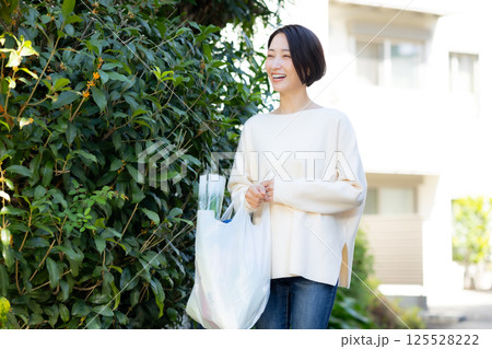買い物をする女性 125528222