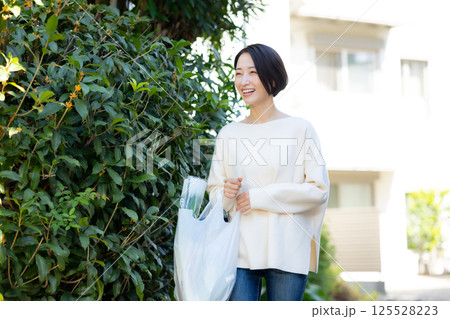 買い物をする女性 125528223