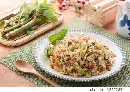 春の贅沢 イタドリの焼き飯 125528344