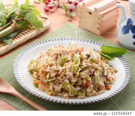 春の贅沢 イタドリの焼き飯 春の贅沢 イタドリの焼き飯 125528347