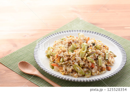 春の贅沢 イタドリの焼き飯 125528354