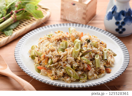 春の贅沢 イタドリの焼き飯 春の贅沢 イタドリの焼き飯 125528361
