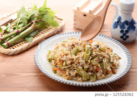 春の贅沢 イタドリの焼き飯 125528362