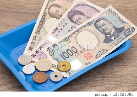 お金とカルトン 125528396