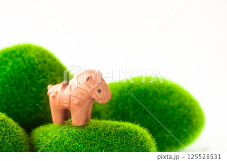 2026年賀状素材 午年・埴輪の馬と古墳の緑 2026年賀状素材 午年・埴輪の馬と古墳の緑 125528531