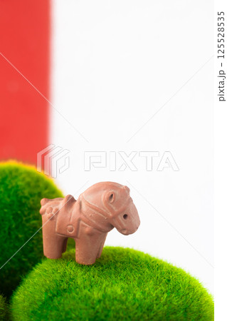 2026年賀状素材 午年・埴輪の馬と古墳の緑 2026年賀状素材 午年・埴輪の馬と古墳の緑 125528535