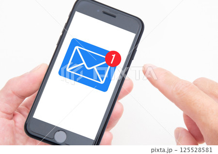 スマートフォンのメールをチェックする スマートフォンのメールをチェックする 125528581