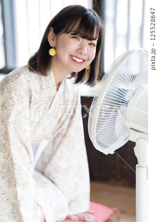 扇風機で涼む浴衣を着た若い女性 125528647