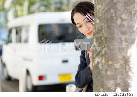 女性　スマートフォン 125528658