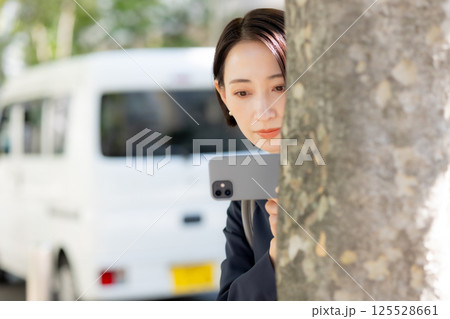 女性 スマートフォン 女性 スマートフォン 125528661