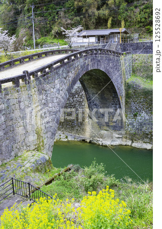 熊本県美里町のシンボル 春の霊台橋 125528692