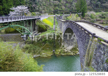 熊本県美里町のシンボル 春の霊台橋 熊本県美里町のシンボル 春の霊台橋 125528693