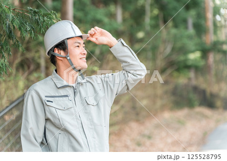 林業・環境保護・工事現場にいる作業着の男性 125528795