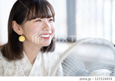 扇風機で涼む浴衣を着た若い女性 125528854