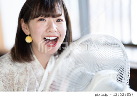 扇風機で涼む浴衣を着た若い女性 125528857