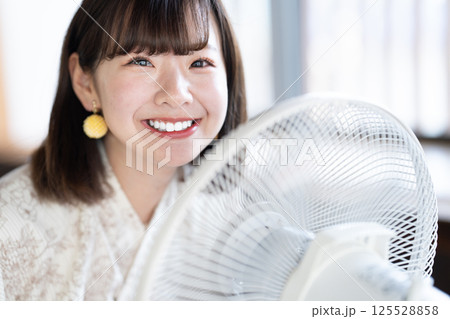 扇風機で涼む浴衣を着た若い女性 扇風機で涼む浴衣を着た若い女性 125528858