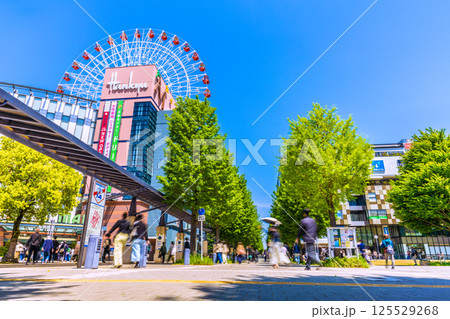 日本の横浜都市景観 センター北駅前、都築阪急の観覧車などを望む 125529268