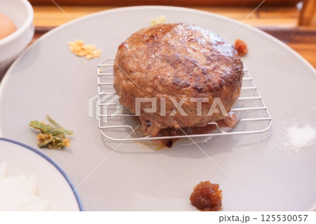 お皿に盛りつけられた薬味とハンバーグ お皿に盛りつけられた薬味とハンバーグ 125530057