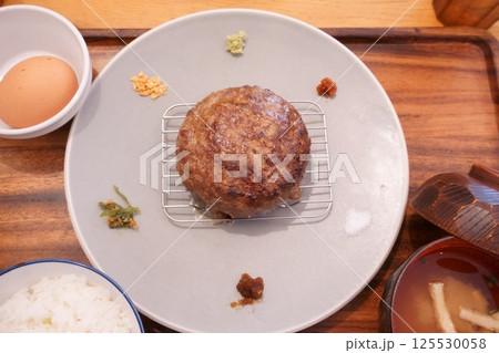 薬味と一緒に盛りつけられたハンバーグ 薬味と一緒に盛りつけられたハンバーグ 125530058
