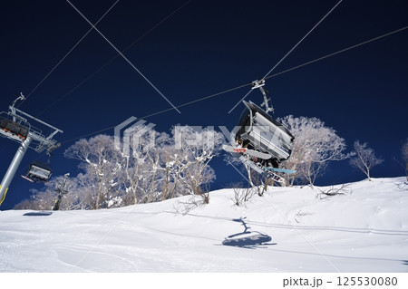 ニセコ東急 グラン・ヒラフ・ゲレンデの林間コースからキング第3クワッドリフトを望む ニセコ東急 グラン・ヒラフ・ゲレンデの林間コースからキング第3クワッドリフトを望む 125530080