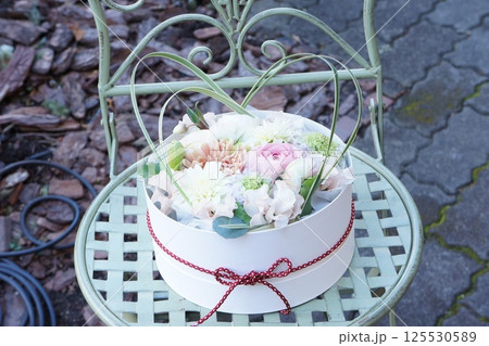 お正月の和モダンのフラワーアレンジメント 125530589